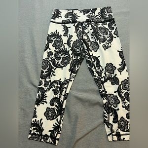 Lululemon Crop Size 8 Laceoflage Polar Cream Black